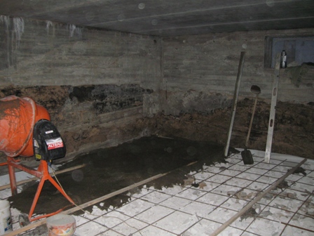 Заливка пола и стен бетоном в подвале