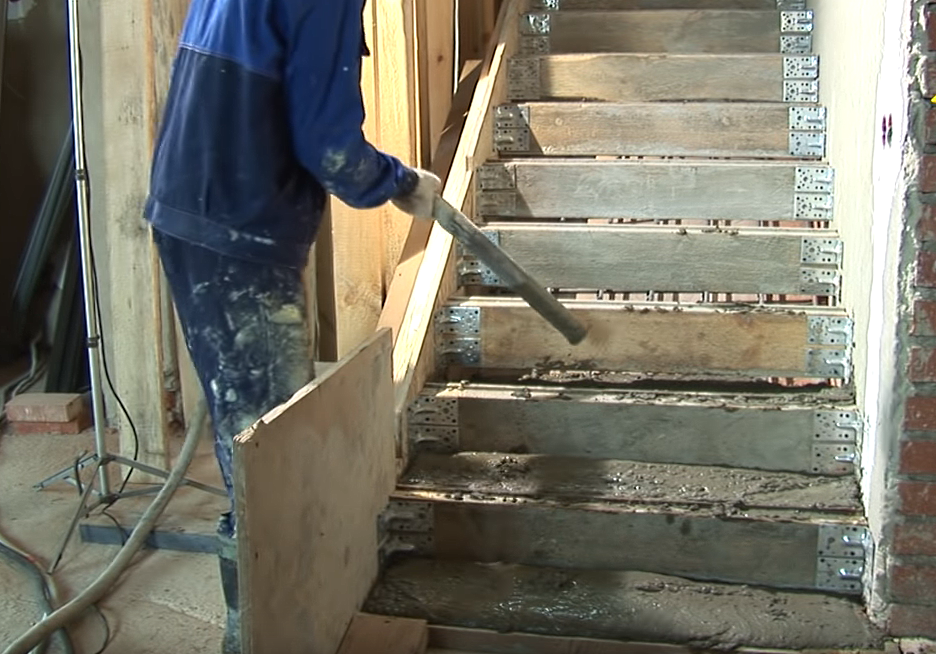 Процесс возведения лестницы из бетона