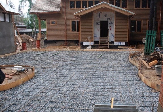 Как правильно рассчитать объём бетона при заливке двора?